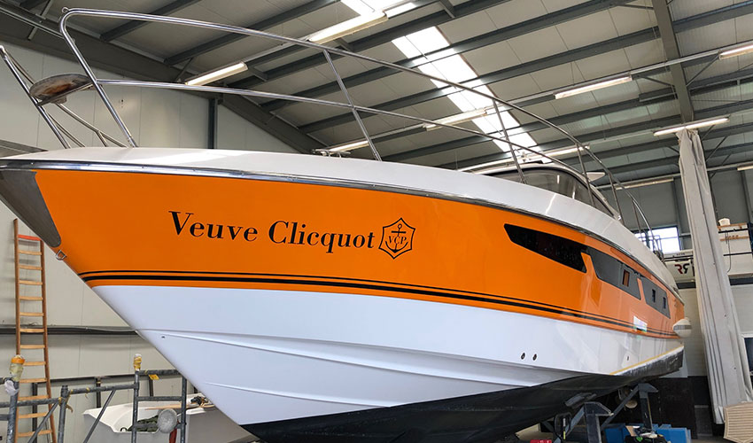 Yachtservice en Refit Flevo Marina refit Veuve Clicquot